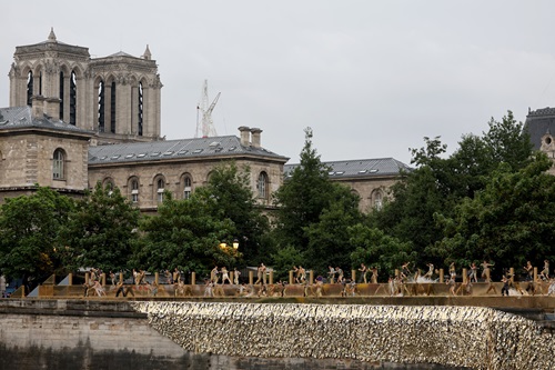 عرض راقص في افتتاح الأولمبياد يسلط الأضواء على كاتدرائية نوتردام في باريس